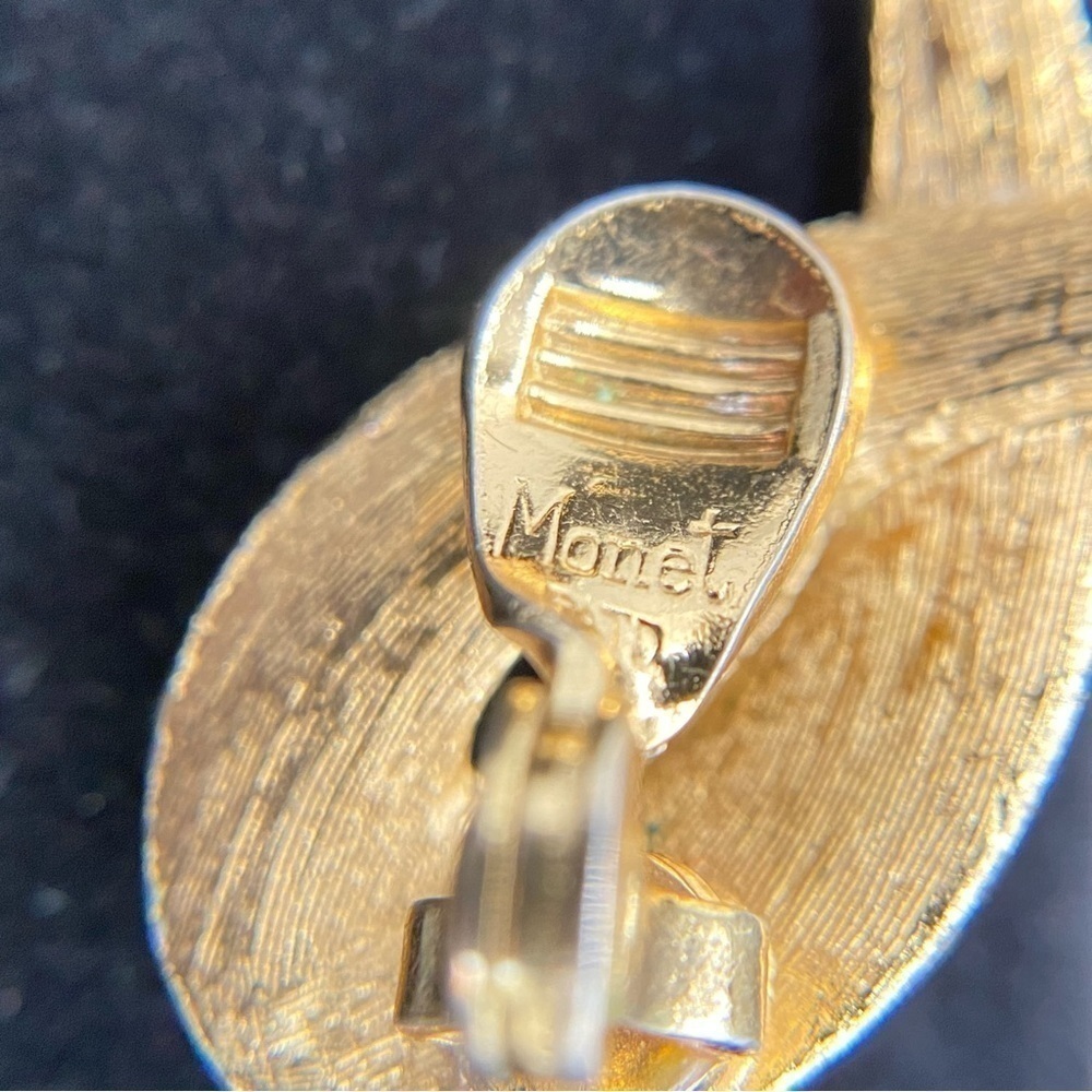 Monet Vintage Gold tone clip on earrings. Mid Century Modernist style. Signed - Picture 3 of 6
